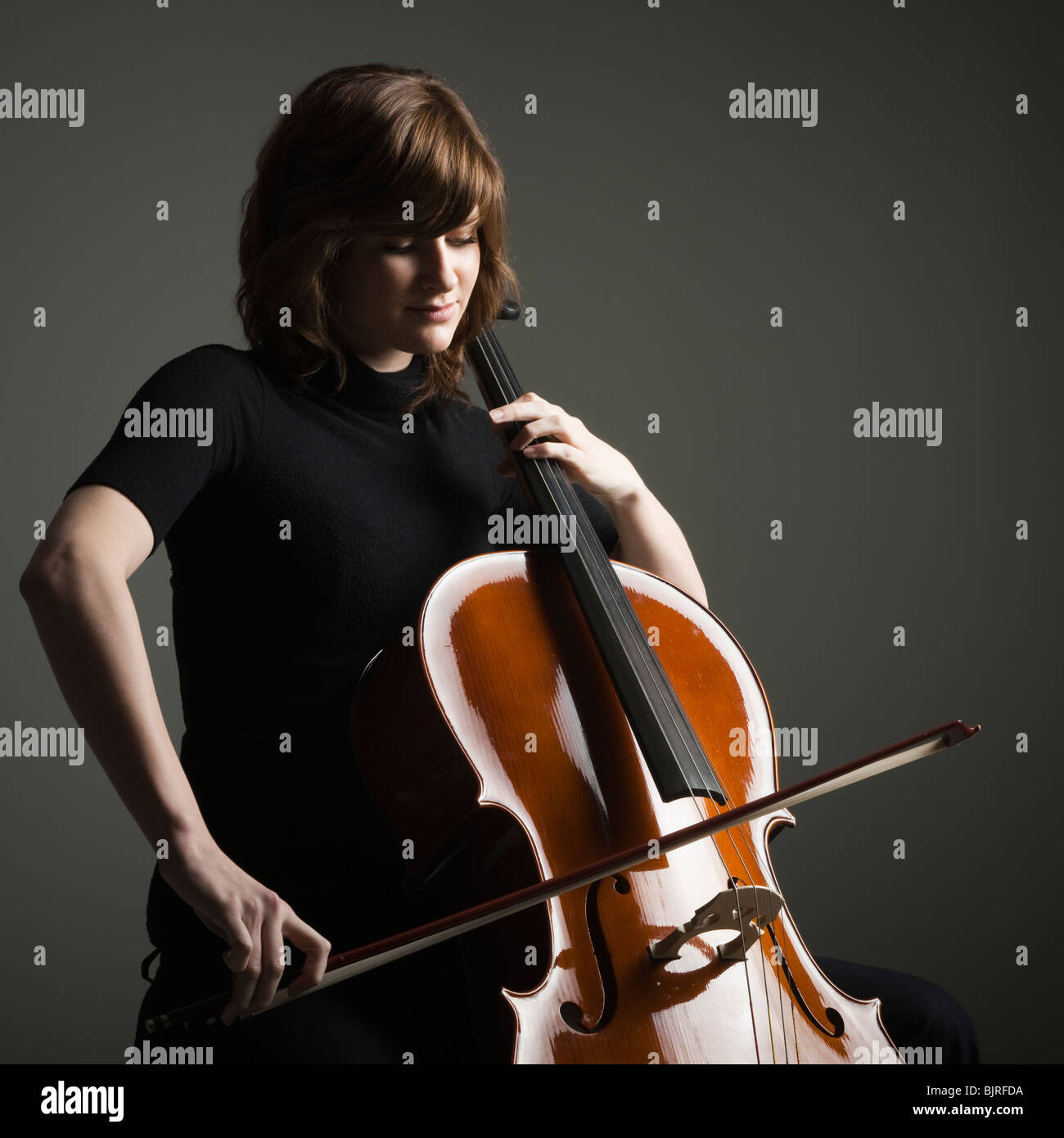 Giovane donna violoncello, studio shot Foto Stock