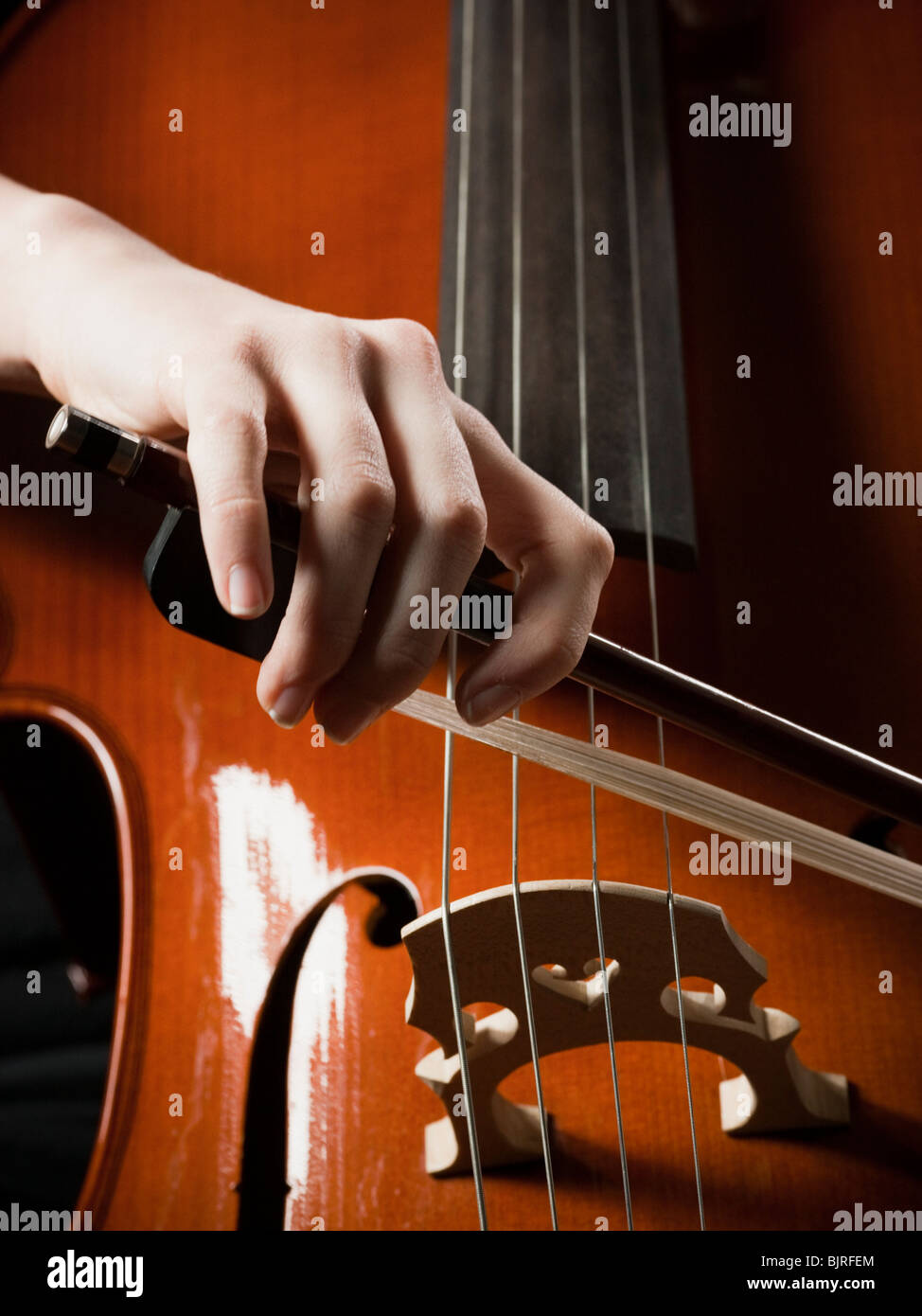 Close-up di giovane donna violoncello Foto Stock
