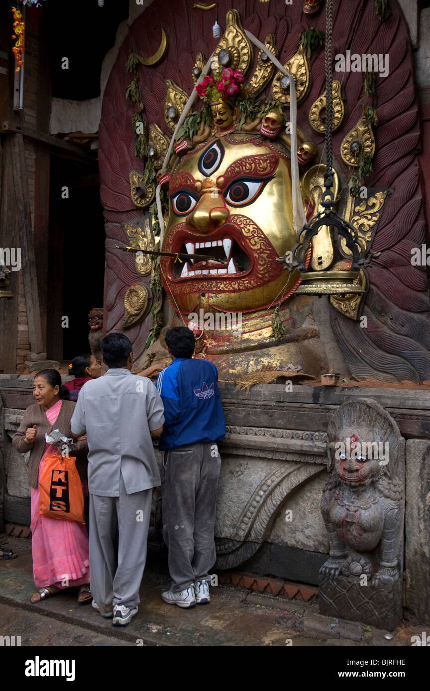Adoratori omaggio feroce tempio Dio, Seto ( BIANCO ) Bhairab, sulla vista nel corso Indra Jatra, in Durbar Square, Kathmandu, Nepal Foto Stock
