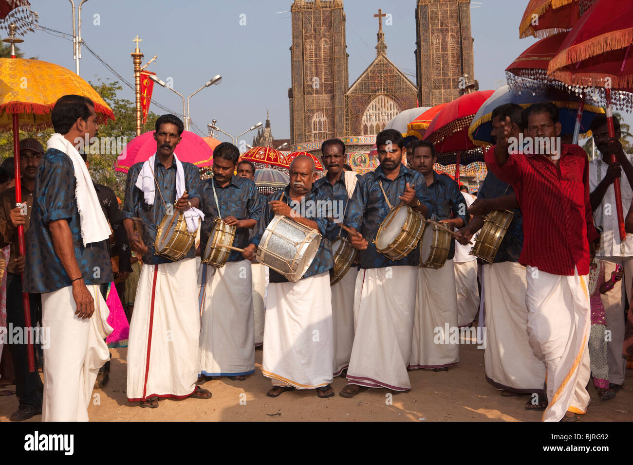 India Kerala, Alappuzha, (Alleppey) Arthunkal, festa di San Sebastian festival, banda in processione Foto Stock