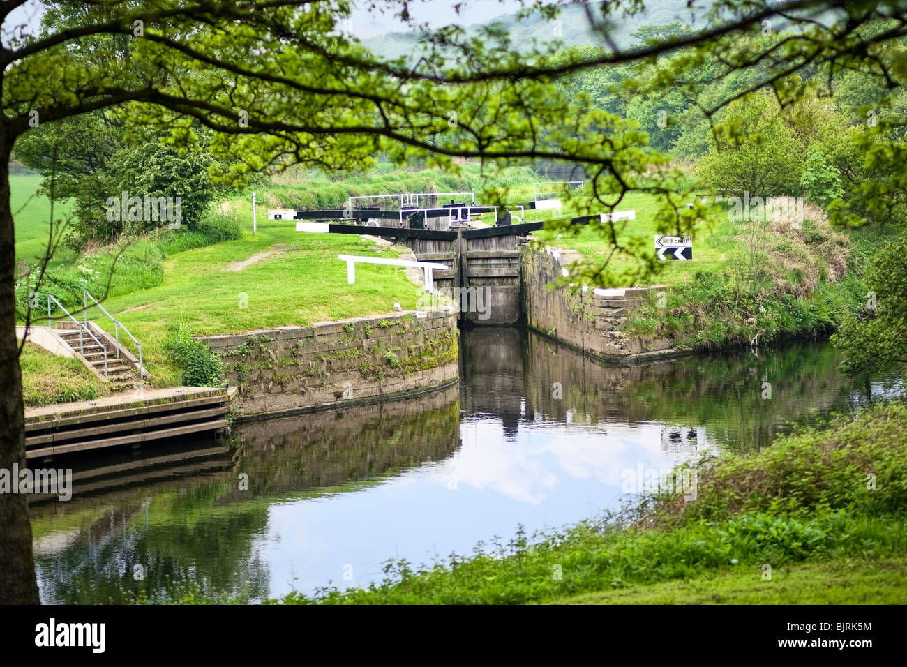 Canal lock sul canale di Huddersfield, West Yorkshire, Inghilterra, Regno Unito Foto Stock