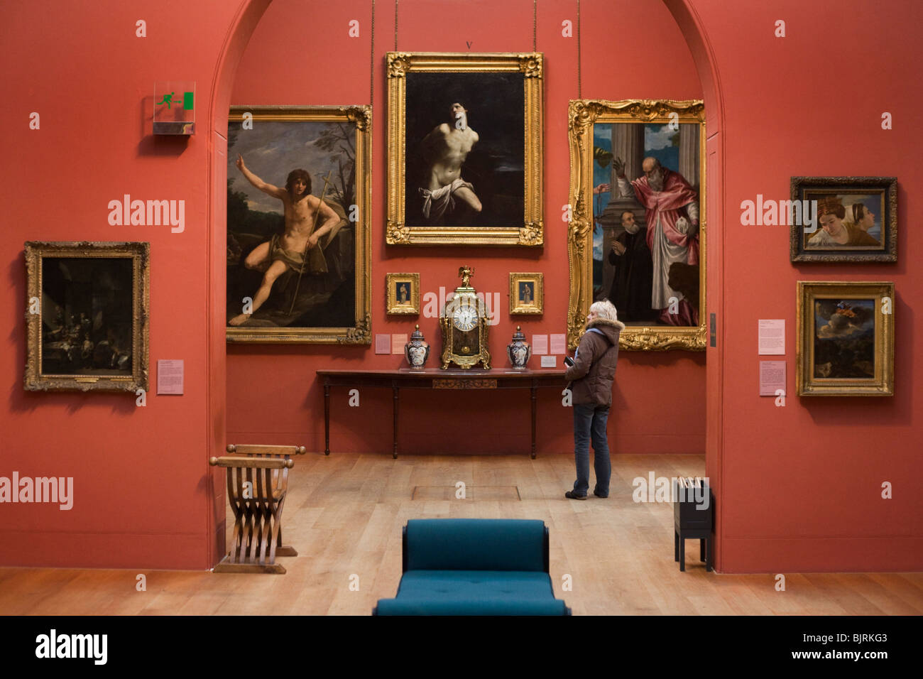 I visitatori di Dulwich Picture Gallery apprezza la peste incorniciato dipinti sulle pareti di questa collezione Vittoriano. Foto Stock