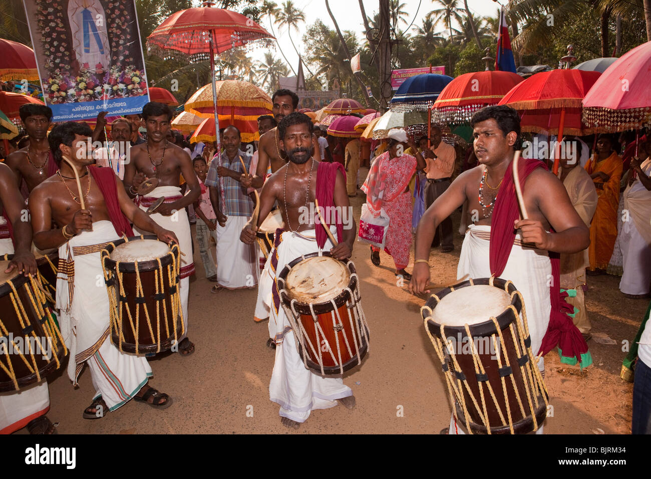 India Kerala, Alappuzha, (Alleppey) Arthunkal, festa di San Sebastian, processione i percussionisti Foto Stock