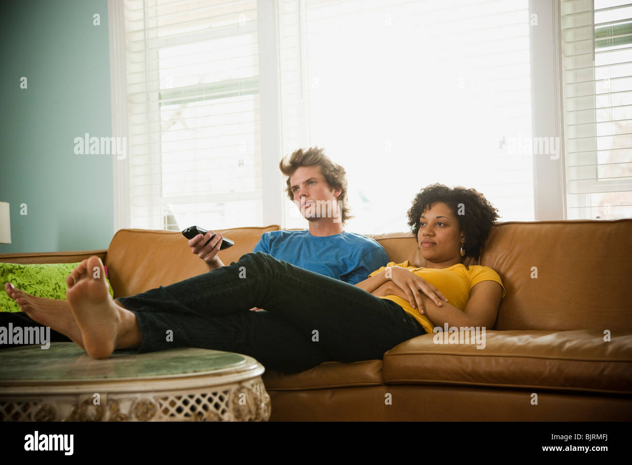 Stati Uniti d'America, Utah, Provo, giovane seduto sul divano guardando la TV Foto Stock