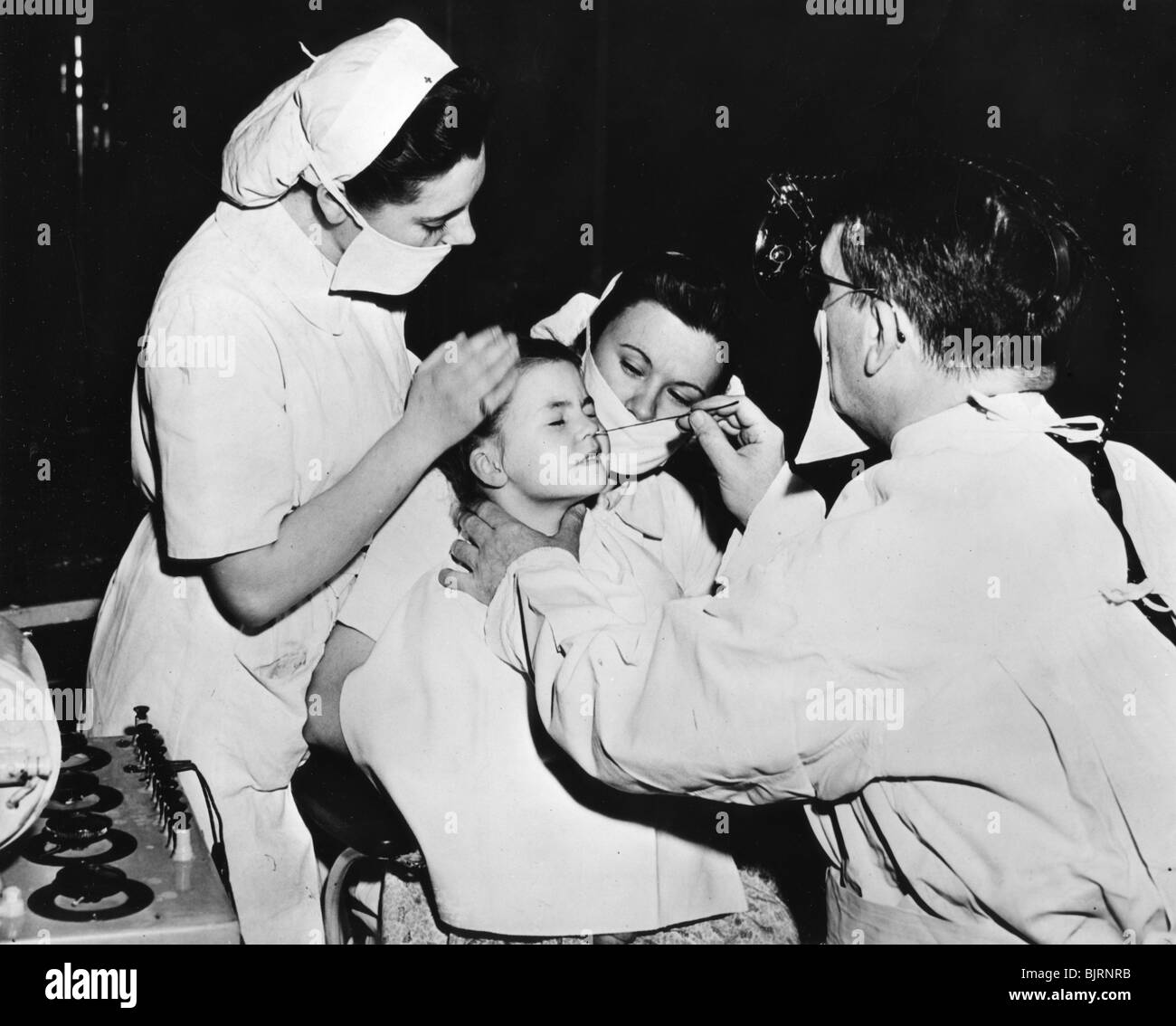 Radium trattamento per curare una infezione nasale, Francia, c1947-1951. Artista: sconosciuto Foto Stock