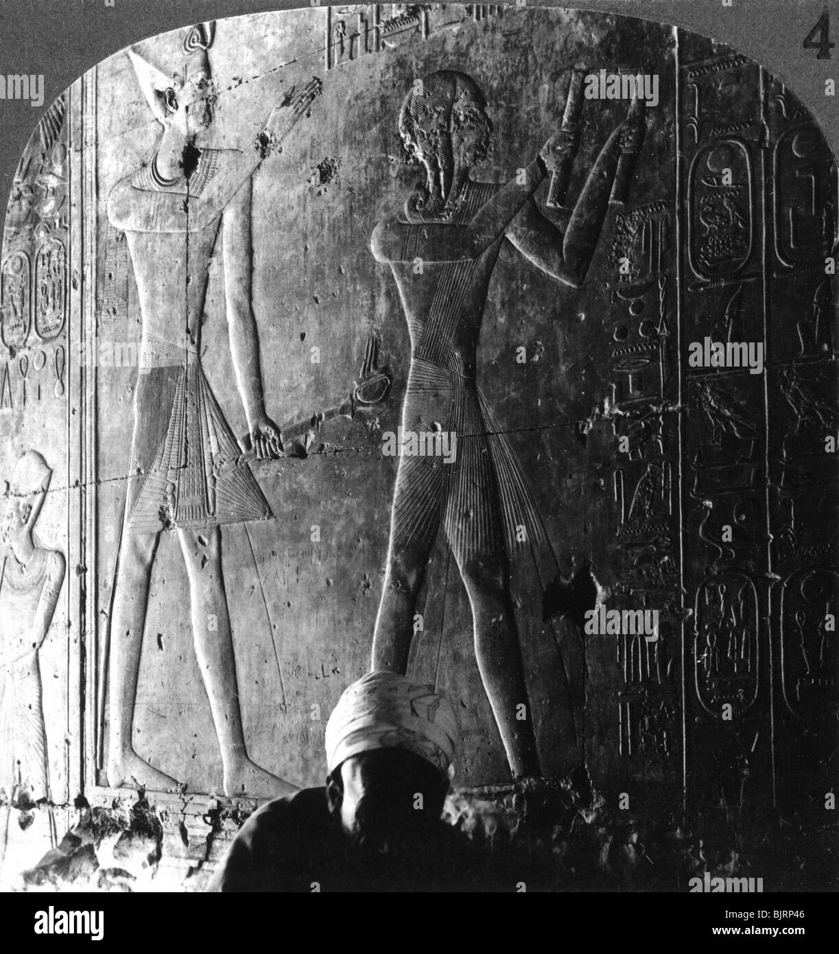 Sethos I e suo figlio Ramses II adorare i loro antenati, Abydos, Egitto, c1900.Artista: Underwood & Underwood Foto Stock