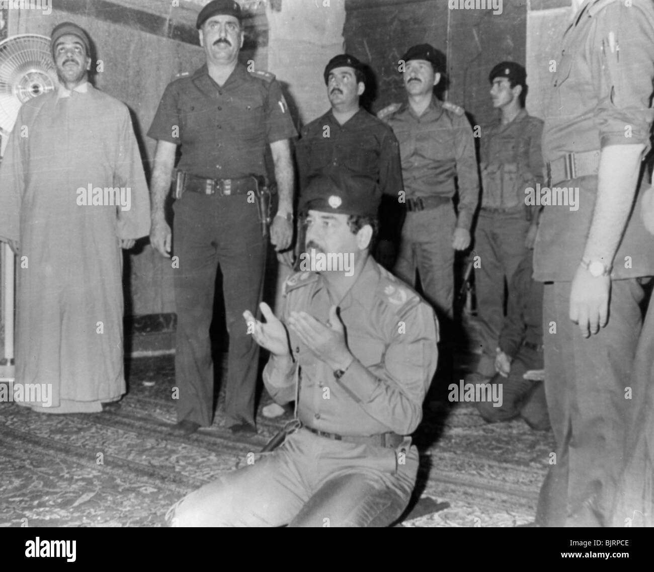 Saddam Hussein pregando, Karbala, Iraq, 1985. Artista: sconosciuto Foto Stock
