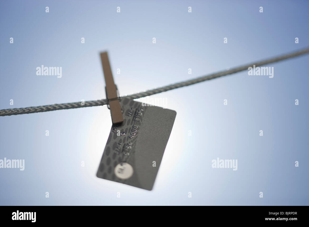 Carta di credito appeso sulla linea di lavaggio Foto Stock