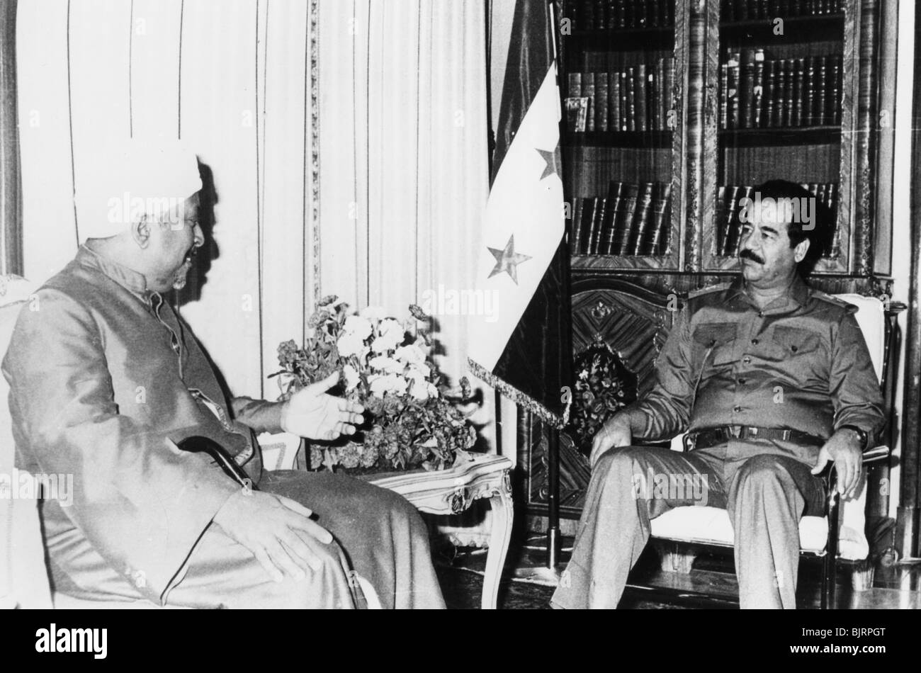 Saddam Hussein in occasione di una riunione, Iraq, 1986. Artista: sconosciuto Foto Stock