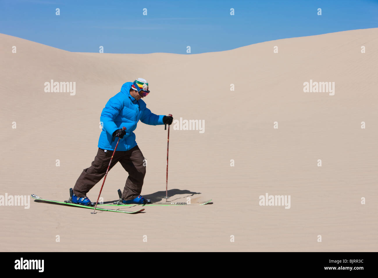 Stati Uniti d'America, Utah, Little Sahara, uomo sci nel deserto Foto Stock