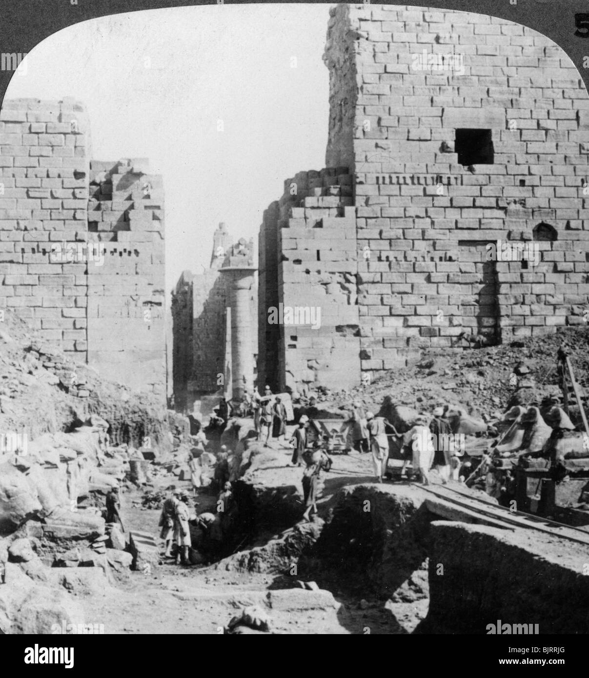 'Con lo scavo di un viale per il tempio di Karnak, Tebe, Egitto", 1905.Artista: Underwood & Underwood Foto Stock