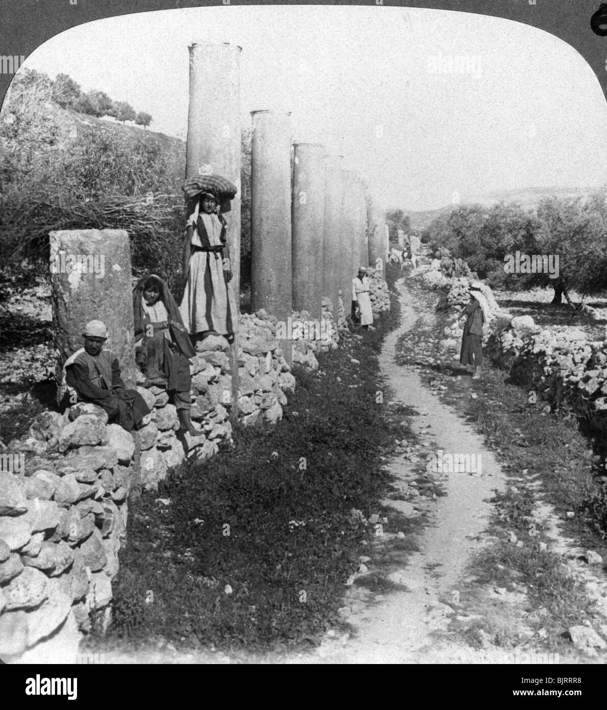 Erode's street di colonne, in Samaria, Palestina (Israele), 1905.Artista: Underwood & Underwood Foto Stock