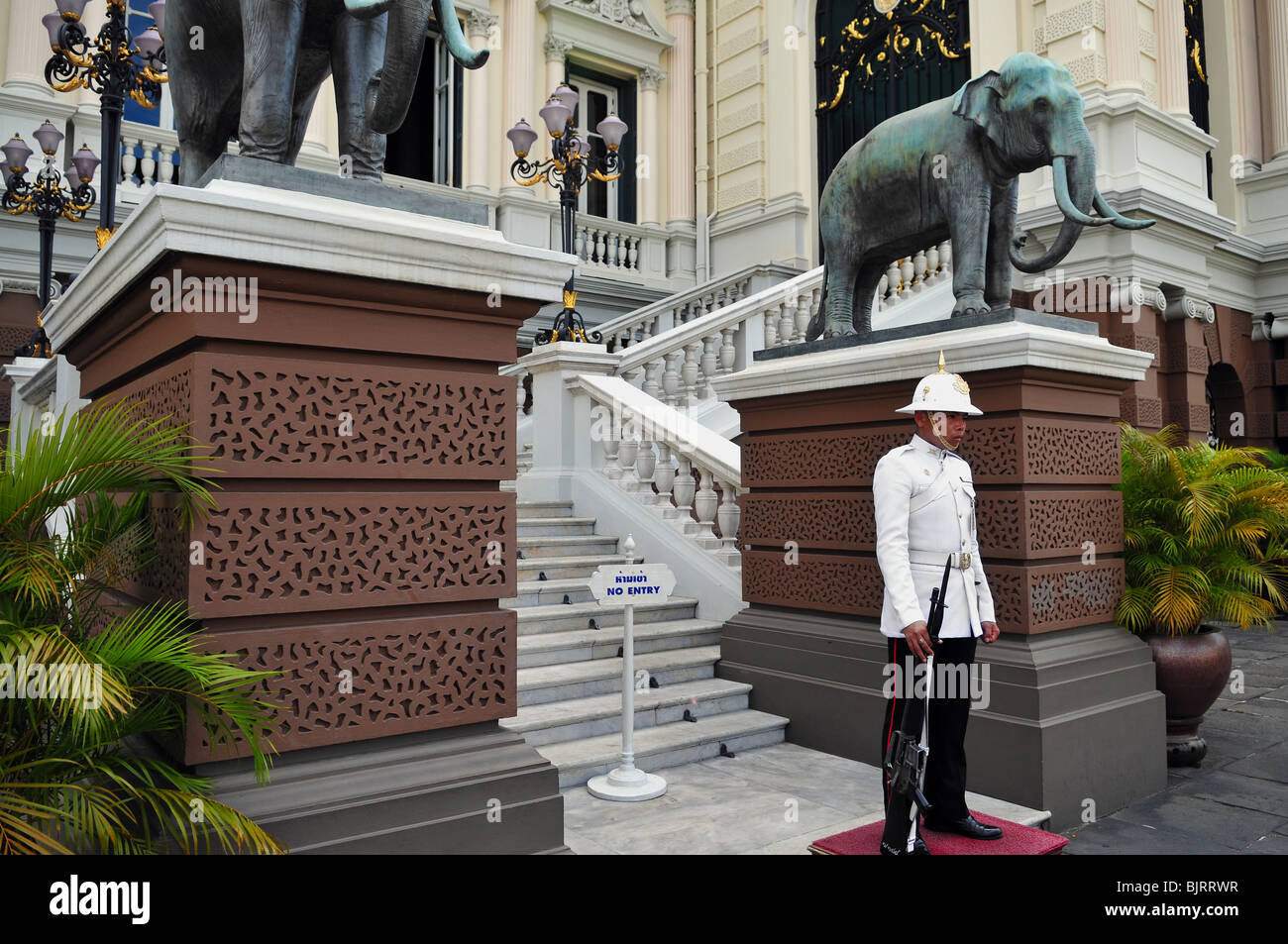 Guardia vicino Palazzo Reale di Bangkok in Thailandia Foto Stock