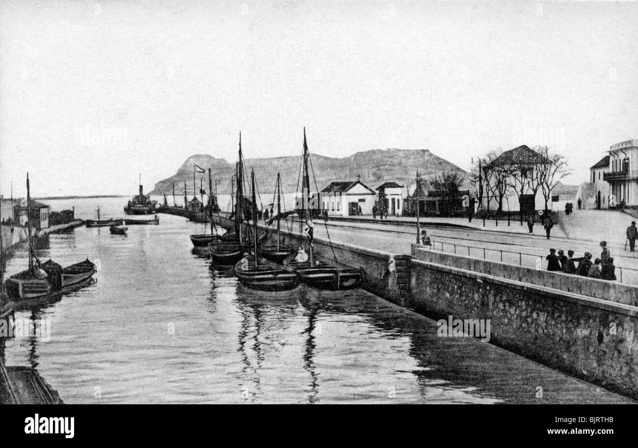 La Rocca di Gibilterra da Algeciras, in Spagna, nei primi anni del XX secolo. Artista: VB Cumbo Foto Stock