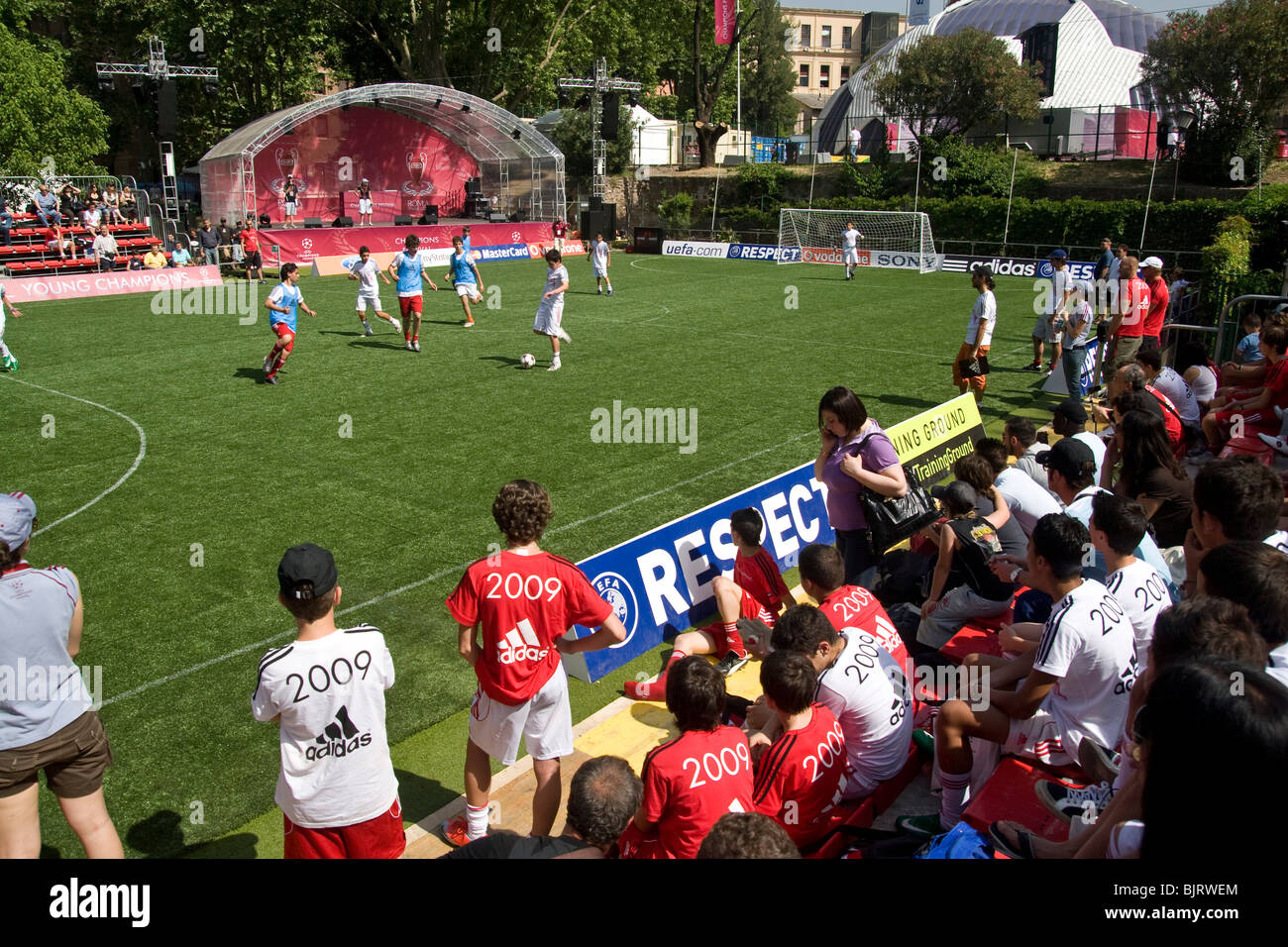Italia, Roma, teen giochi di calcio su una Domenica mattina Foto stock -  Alamy