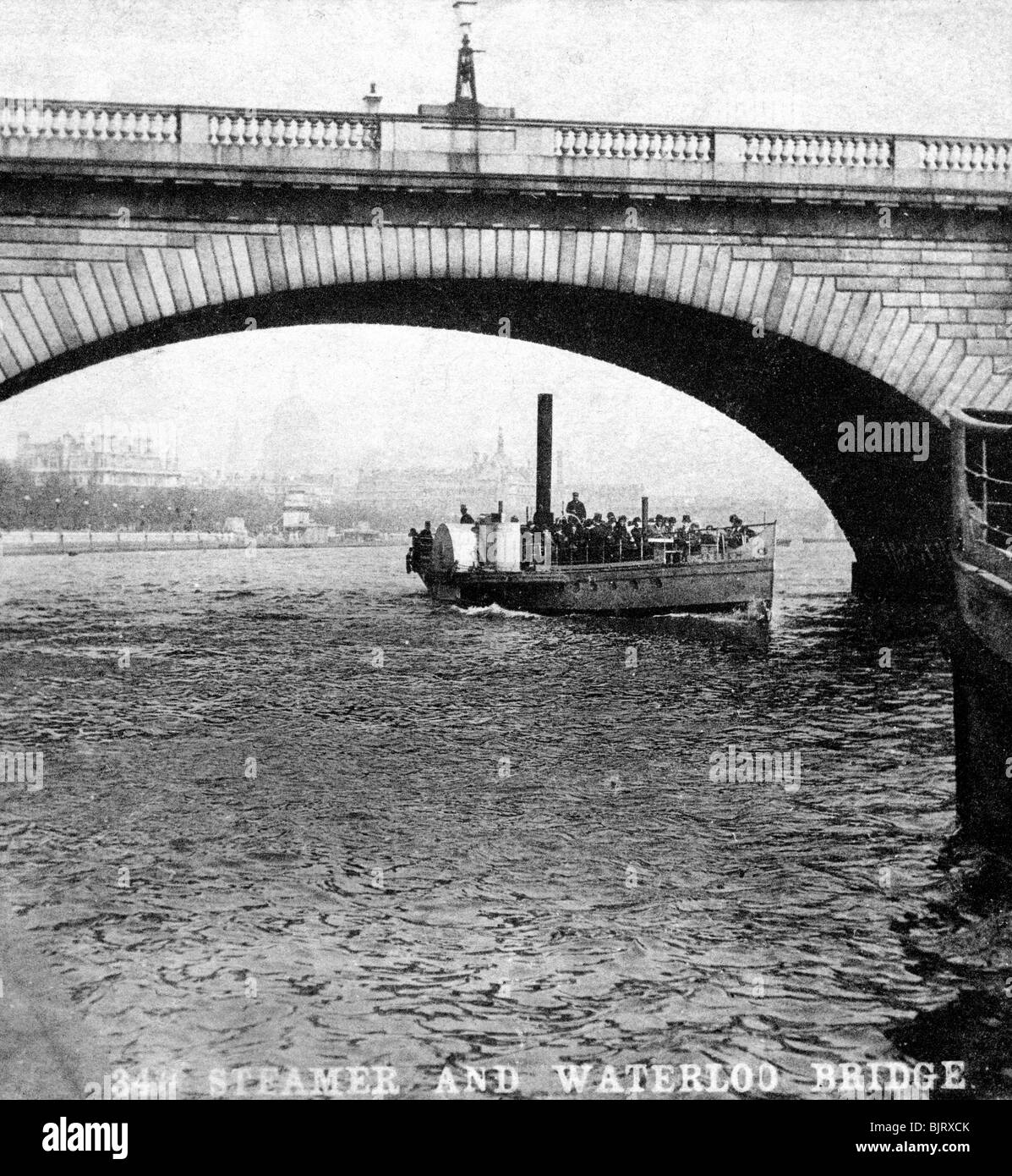 Un sistema di cottura a vapore passa sotto il ponte di Waterloo, London, nei primi anni del XX secolo. Artista: sconosciuto Foto Stock