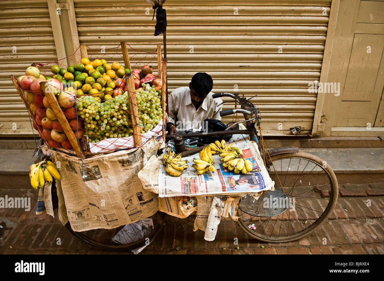 Fornitore di frutta su una bicicletta. Foto Stock