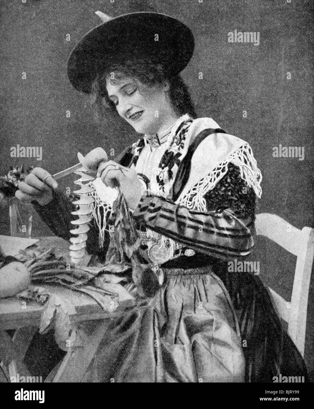 Una donna in maniera creativa pelare una patata, 1922.Artista: Georg Haeckel Foto Stock