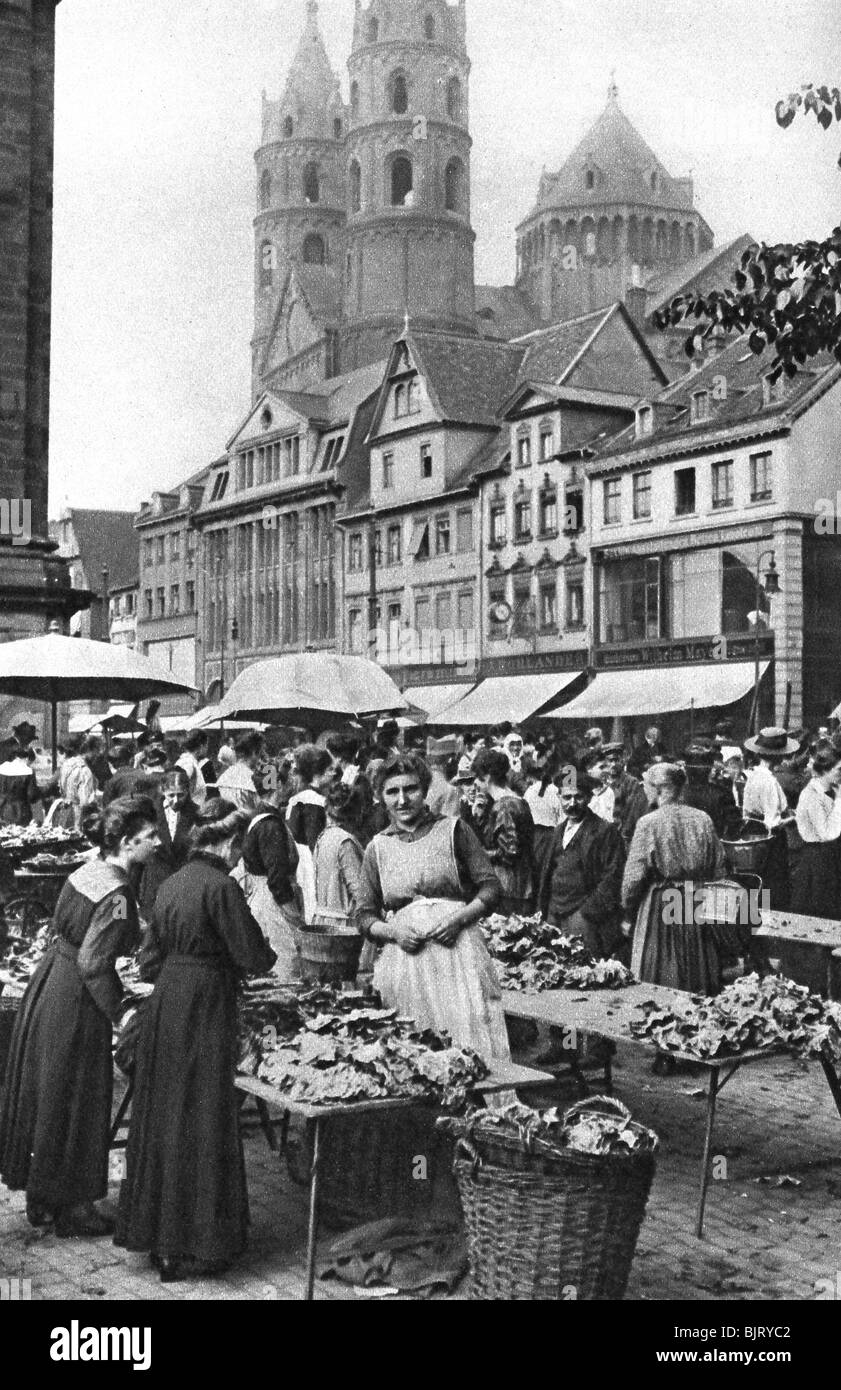 Il mercato alla Cattedrale di Worms, Worm, Germania, 1922.Artista: Donald McLeish Foto Stock