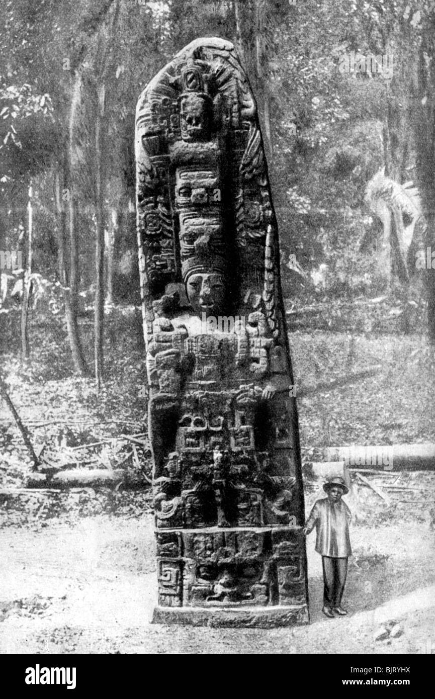 Un mistero monolito nella foresta di Quirigua, Guatemala, 1922.Artista: Alfred P Maudsley Foto Stock