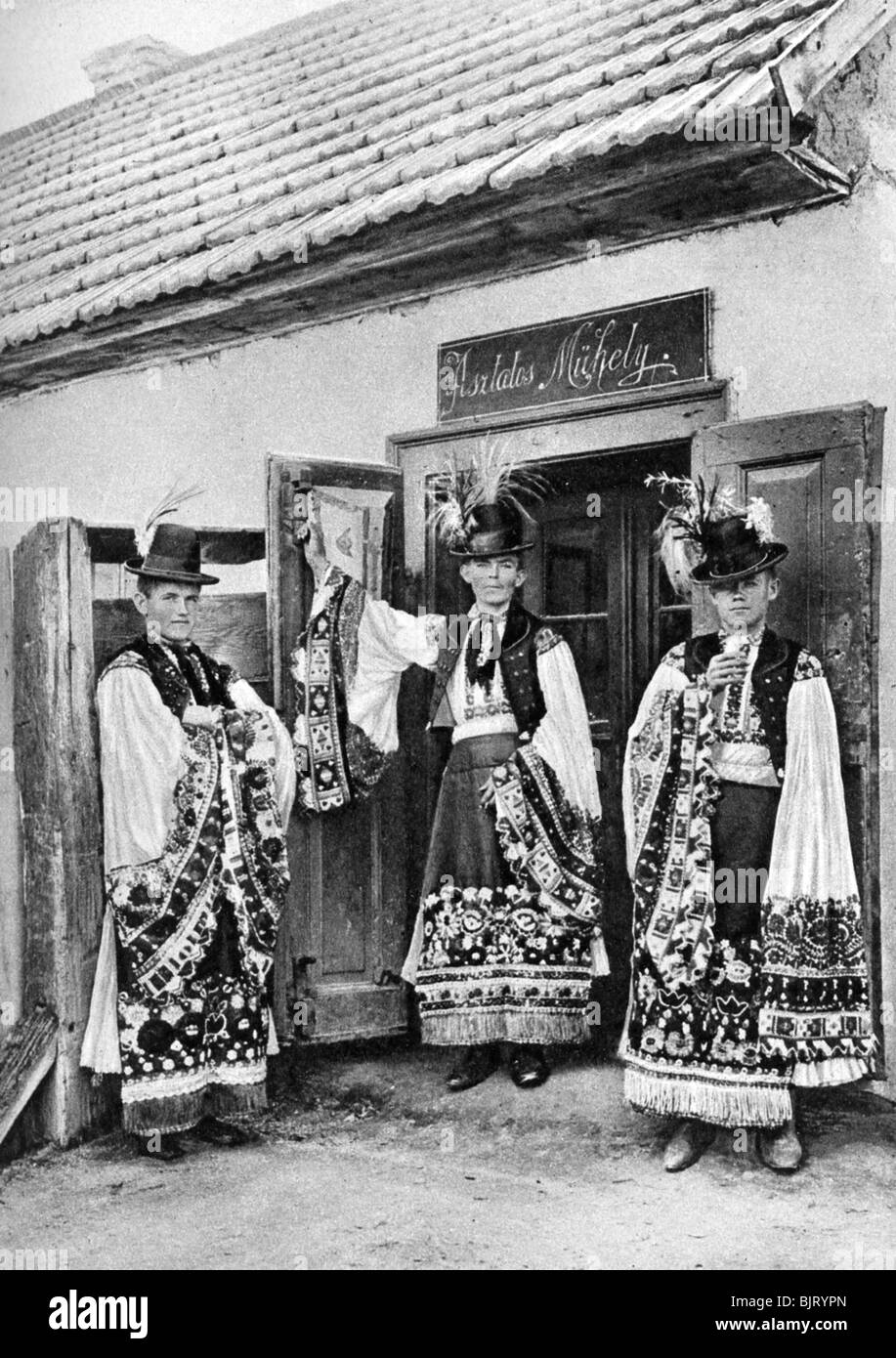 I giovani sacerdoti in costume in rurale Ungheria, 1926.Artista: AW Cutler Foto Stock