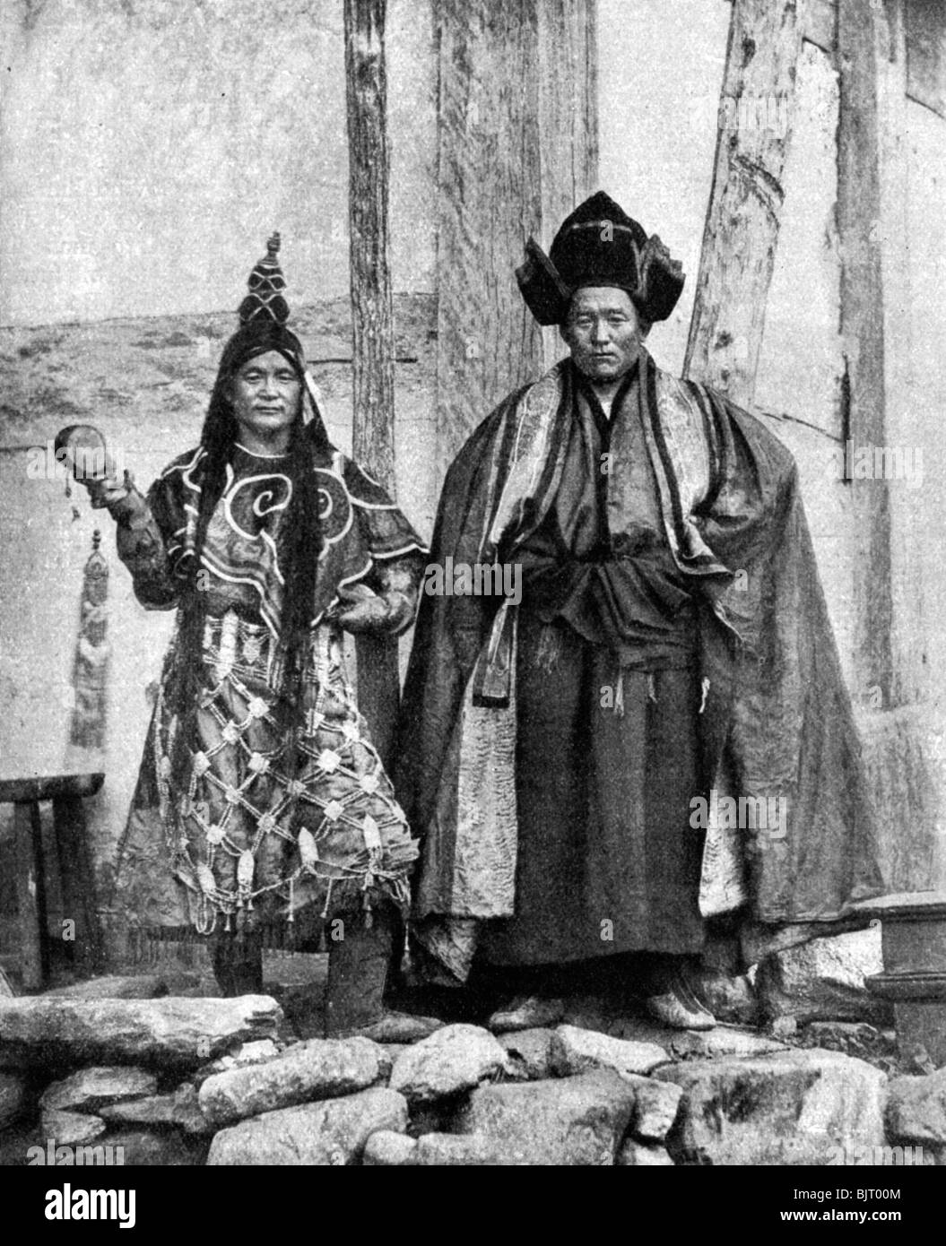 Lamist sacerdoti del Sikkim indossa vesti, Talung monastero, India, 1922.Artista: John Claude White Foto Stock