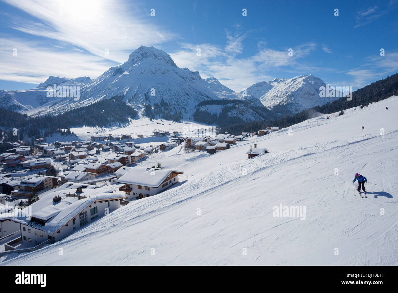 Sciatore sci piste discesa a Lech vicino a St San Anton am Arlberg in inverno la neve Alpi austriache Austria Europa Foto Stock