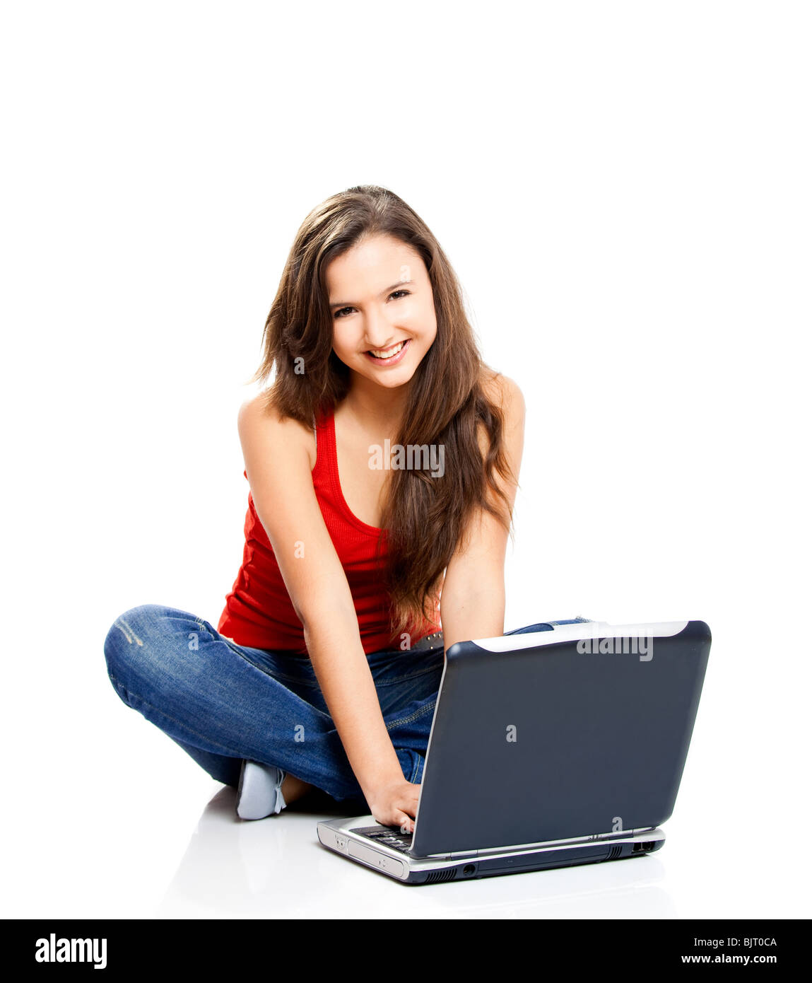Bella giovane studentessa con un laptop, isolato su bianco Foto Stock