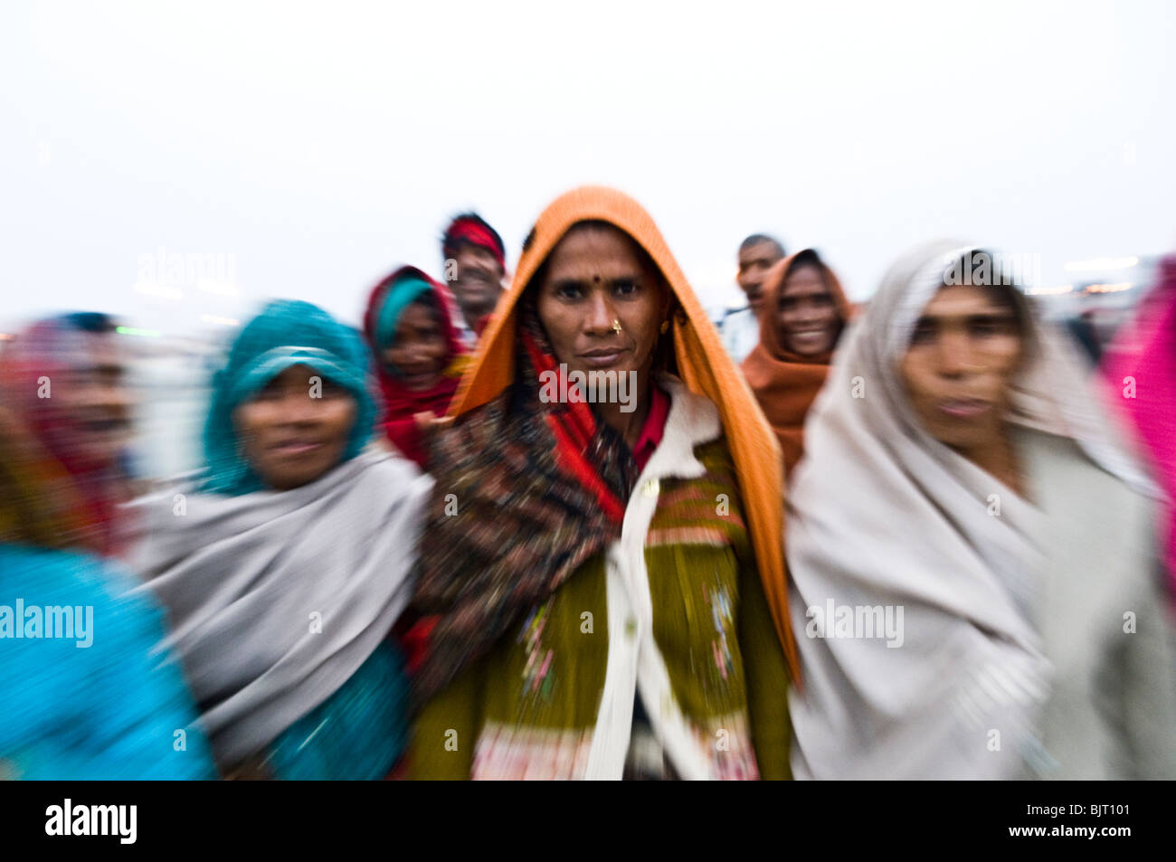 Pellegrini sulla isola Gangasagar. sfocato - effetto speciale shot. Foto Stock