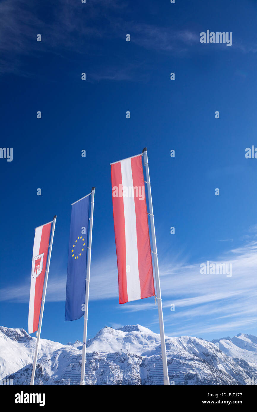 Austrian Unione europea bandiere e montagne Lech vicino a St San Anton am Arlberg in inverno la neve Alpi austriache Austria Europa Foto Stock