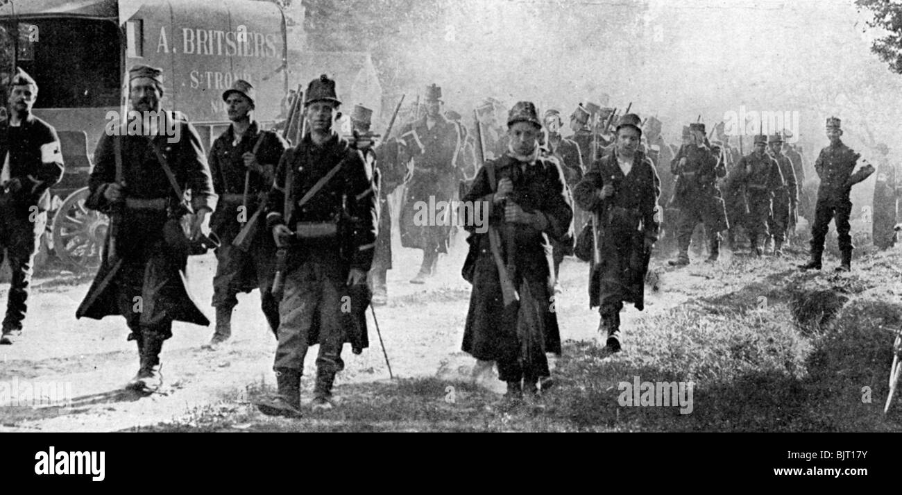 Belga truppe avvicina la scena della battaglia, la prima guerra mondiale, 1914. Artista: sconosciuto Foto Stock