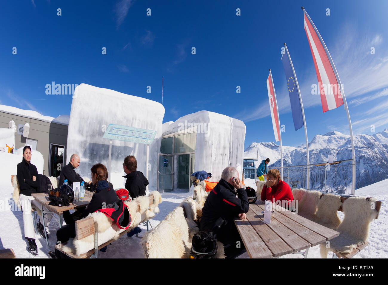 Gli sciatori godendo bevande al bar di ghiaccio Lech vicino a St San Anton am Arlberg in inverno la neve Alpi austriache Austria Europa Foto Stock