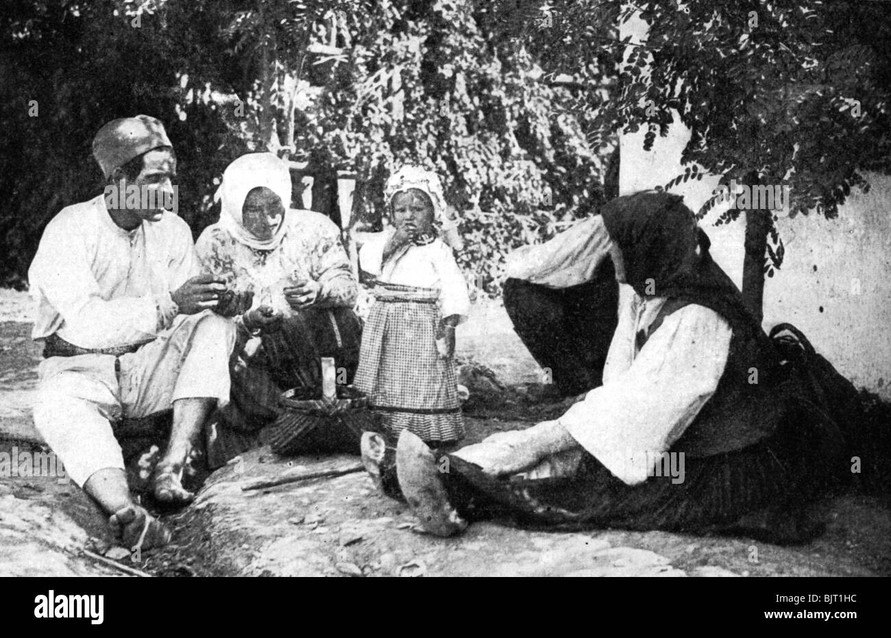 Famiglia serbo che racconta la storia di instradamento di austriaci dalla Bosnia, la prima guerra mondiale, 1914. Artista: sconosciuto Foto Stock