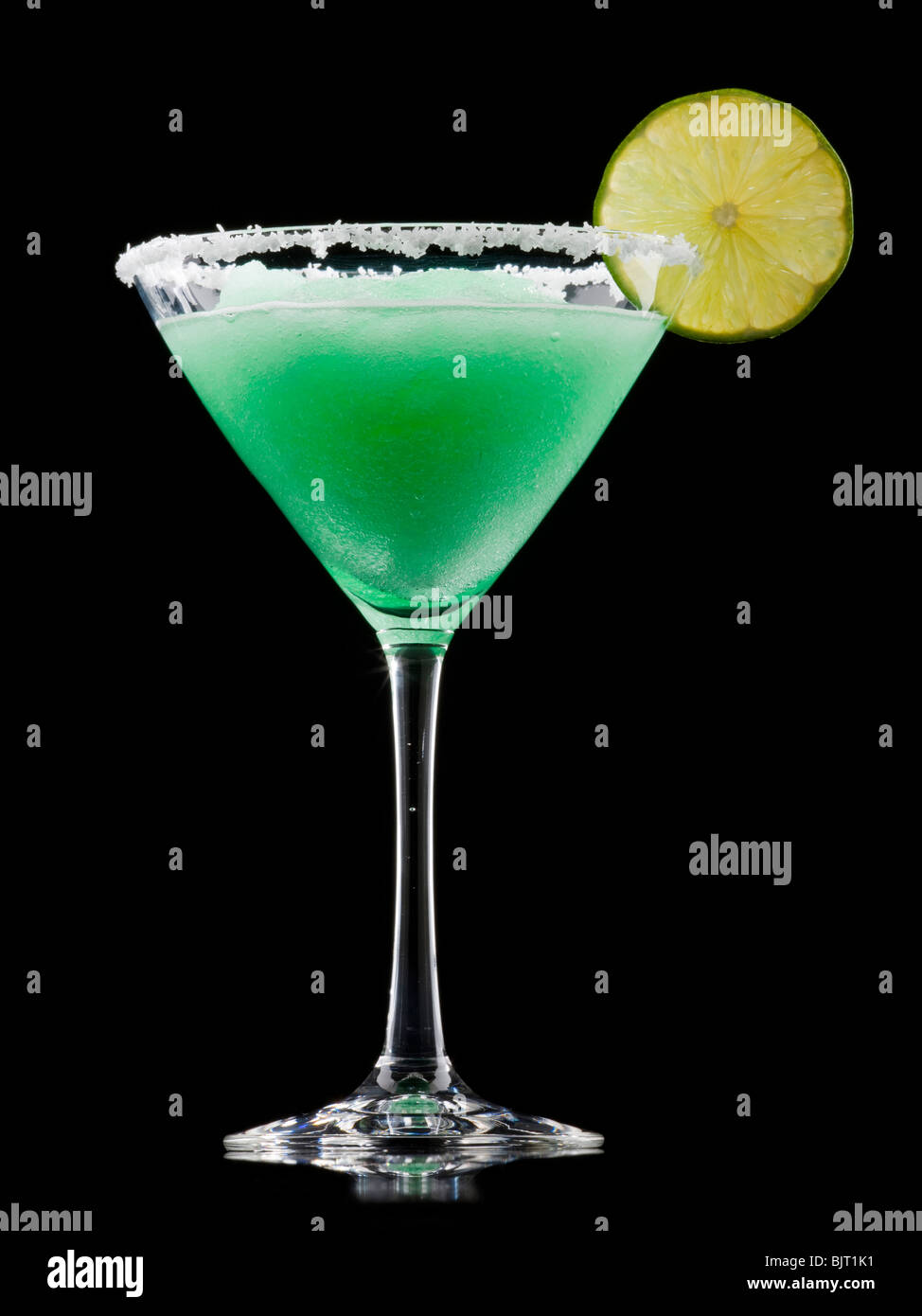 Congelati martini di vetro con una fettina di limone, studio shot Foto Stock
