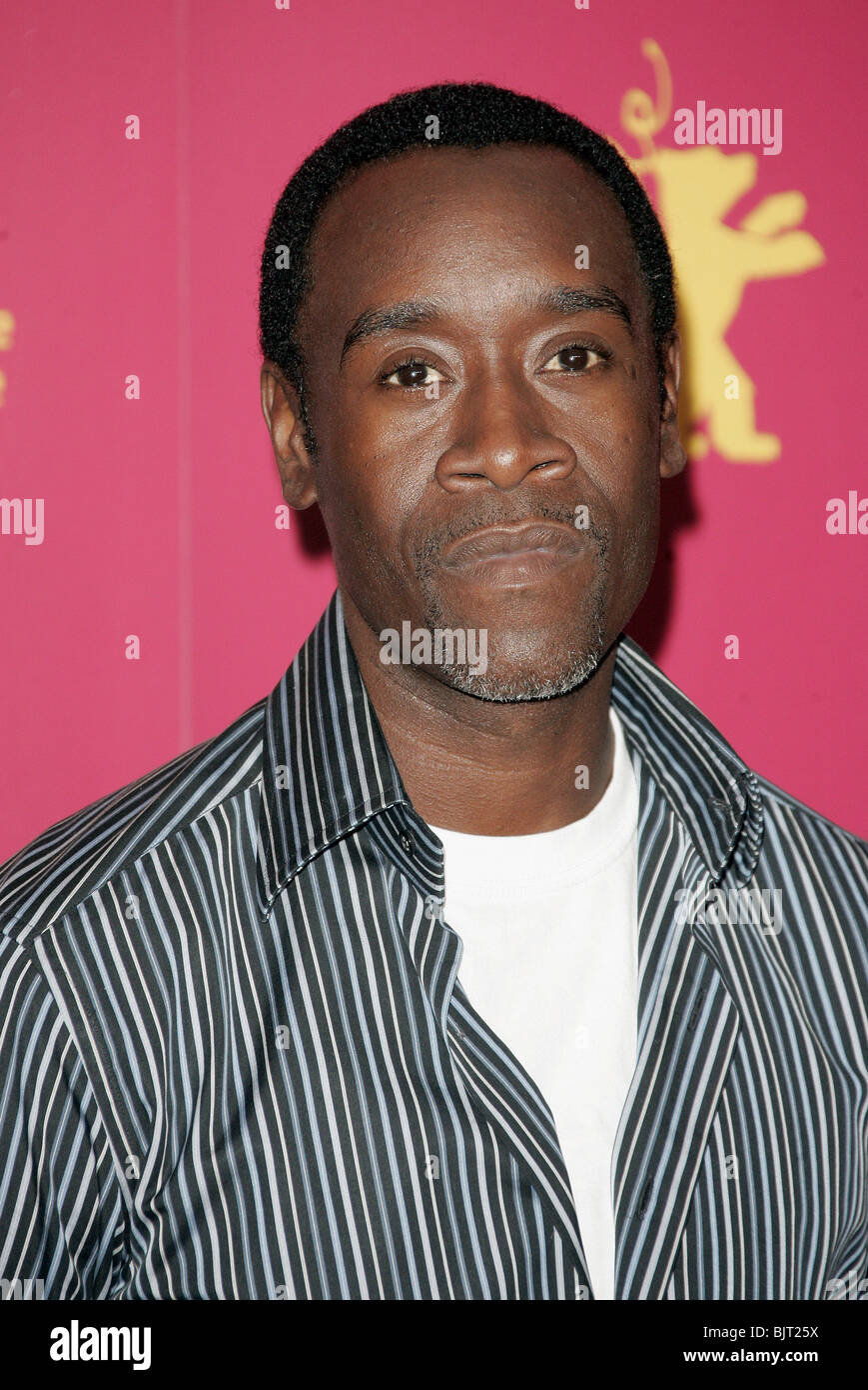 DON CHEADLE IL FESTIVAL DEL CINEMA DI BERLINO BERLINO GERMANIA 11 Febbraio 2005 Foto Stock