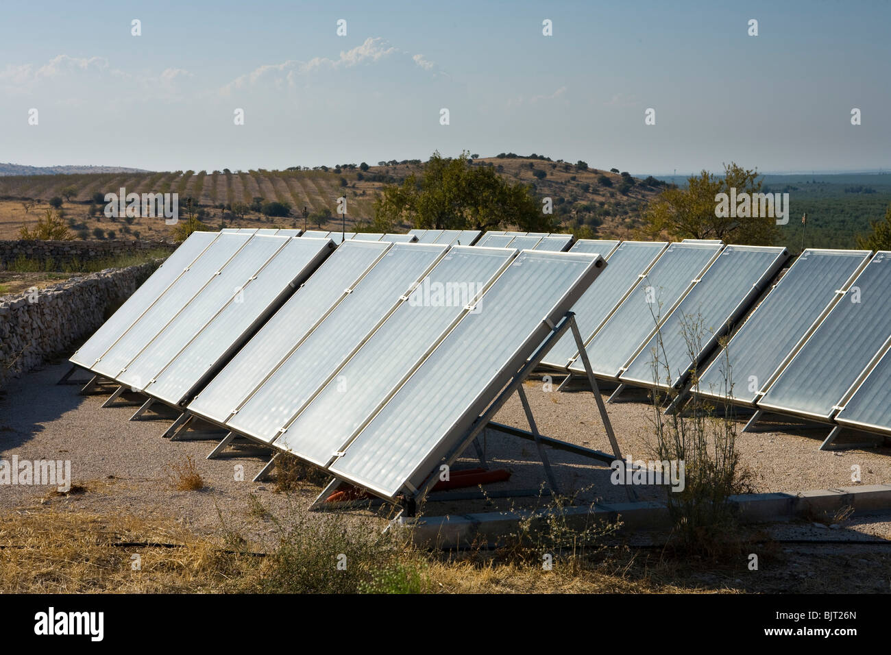 Pannelli solari a bordo di campi, Puglia, Italia Foto Stock