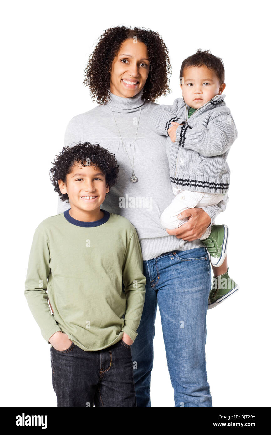 Ritratto in studio di madre con due figli (18-23 mesi, 8-9 anni) Foto Stock