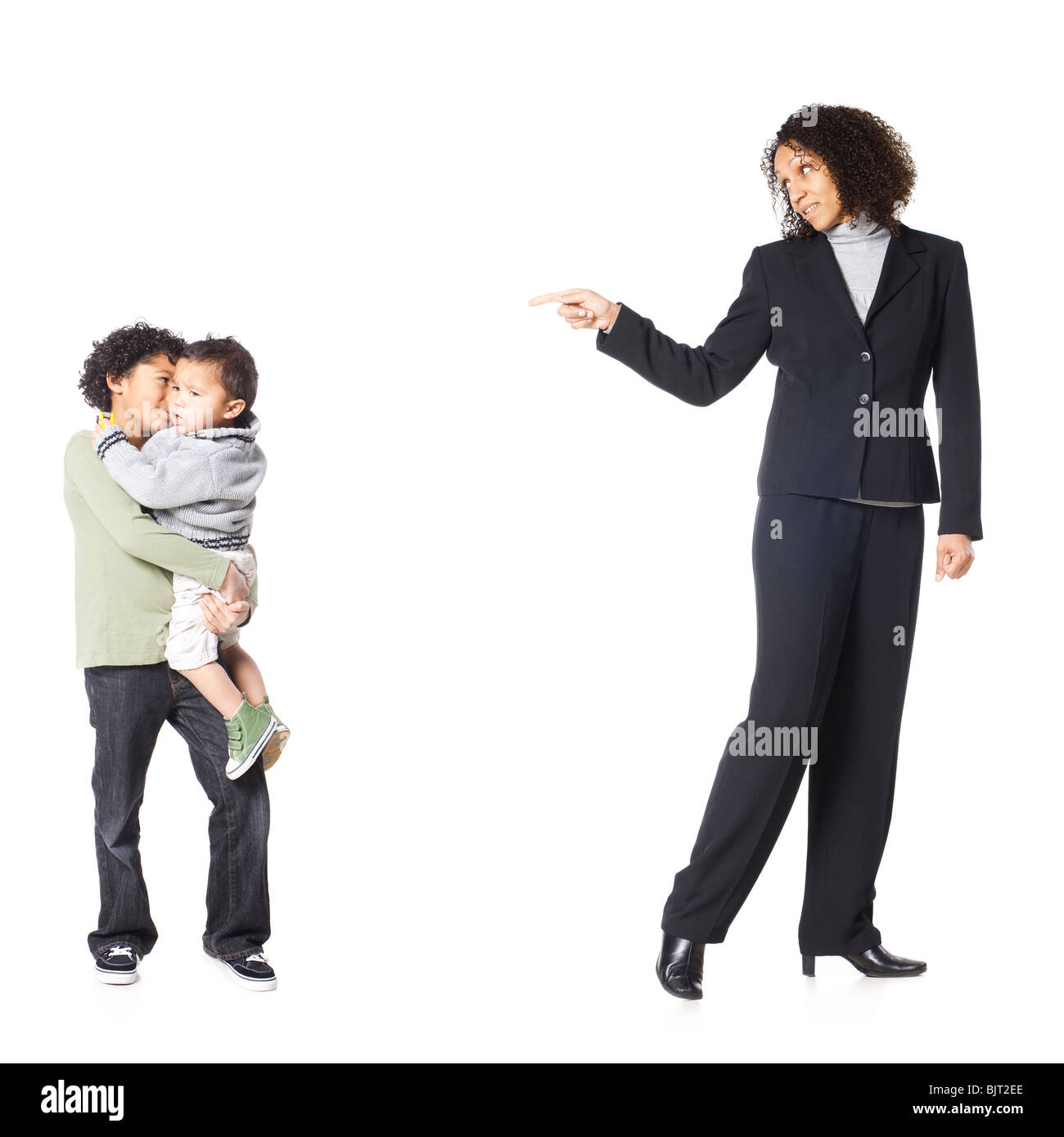 Studio shot di madre a parlare ai figli (18-23 mesi, 8-9 anni) Foto Stock