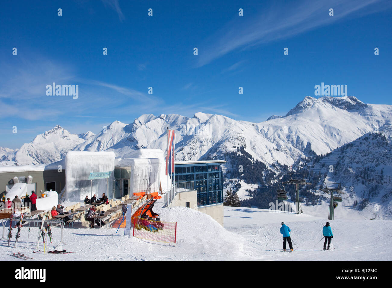 Gli sciatori godendo bevande al bar di ghiaccio Lech vicino a St San Anton am Arlberg in inverno la neve Alpi austriache Austria Europa Foto Stock