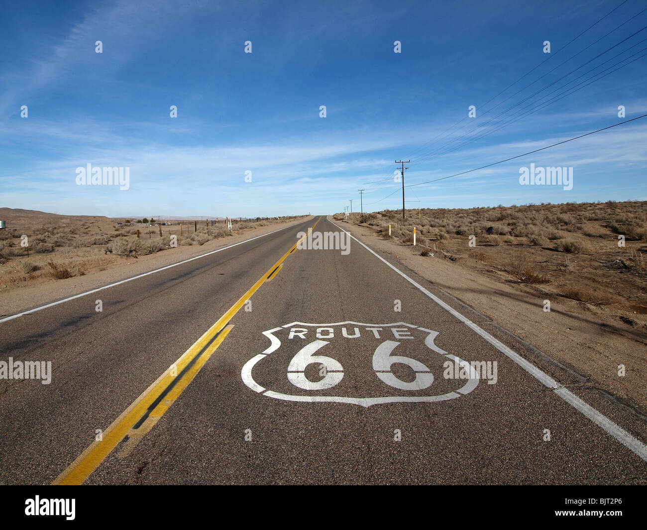 La storica Route 66 attraversando il Deserto Mojave in California Foto Stock