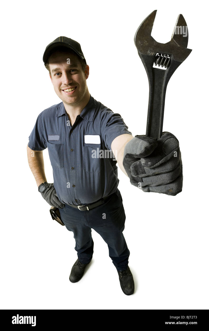 Repairman tenere una chiave Foto Stock