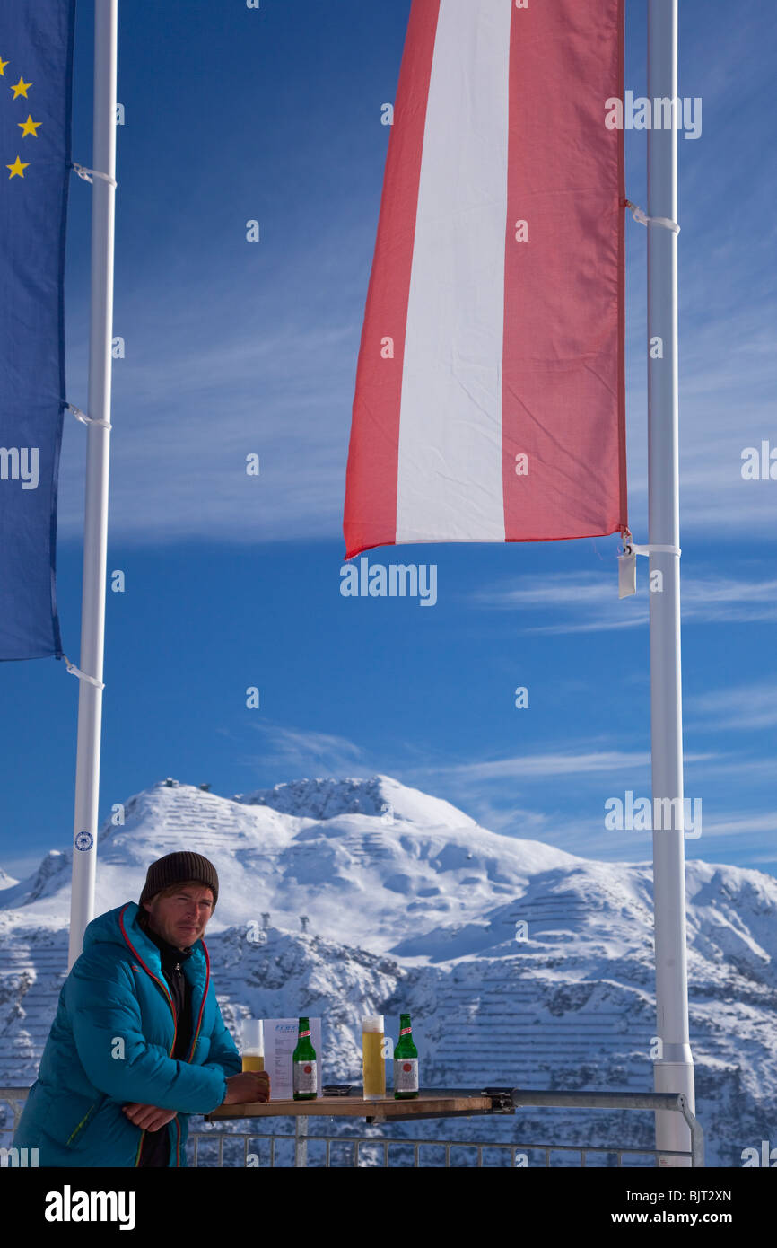 Sciatore godendo di bere la birra al bar di ghiaccio Lech vicino a St San Anton am Arlberg in inverno la neve Alpi austriache Austria Europa Foto Stock