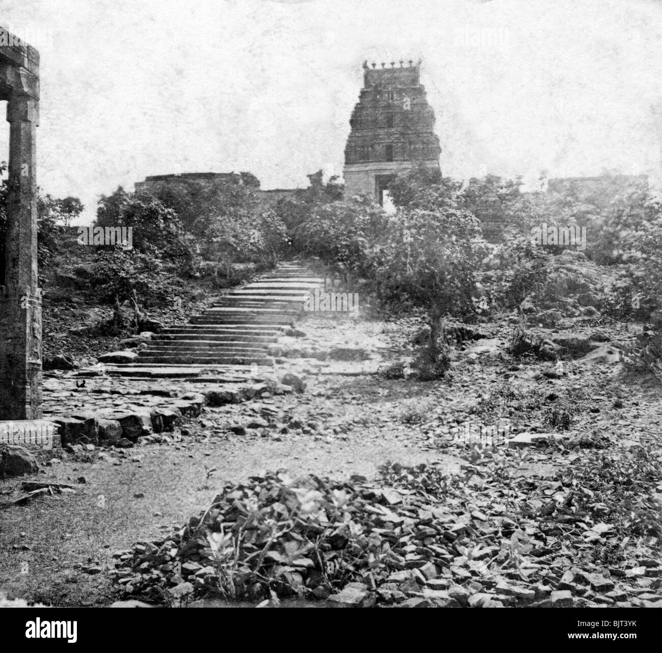 Un tempio in rovina vicino a Madras, India, 1874. Artista: sconosciuto Foto Stock