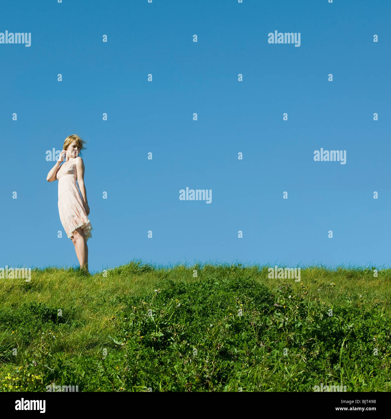Stati Uniti, California, San Francisco, giovane donna in piedi sull'erba Foto Stock