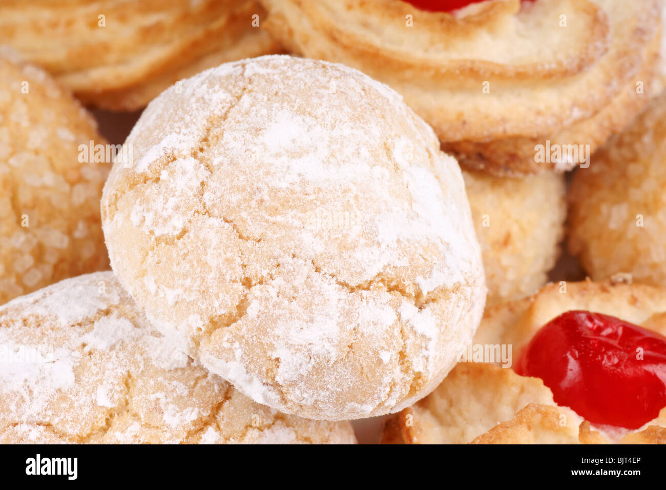 Close-up del siciliano assortiti dolci di mandorla decorata con ciliegie candite, glassa di zucchero e di zucchero semolato. Messa a fuoco selettiva Foto Stock