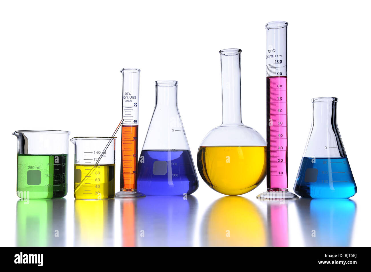 Vetreria di laboratorio con fluidi a colori su sfondo bianco Foto Stock