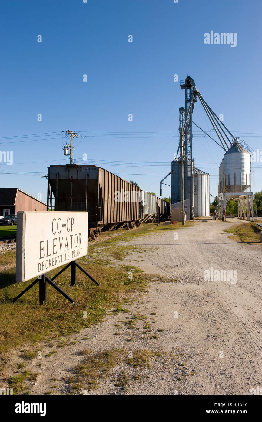 Co op ascensore dove agricoltori rurali immagazzinare e spedire prodotti in granella Deckerville, Michigan Foto Stock