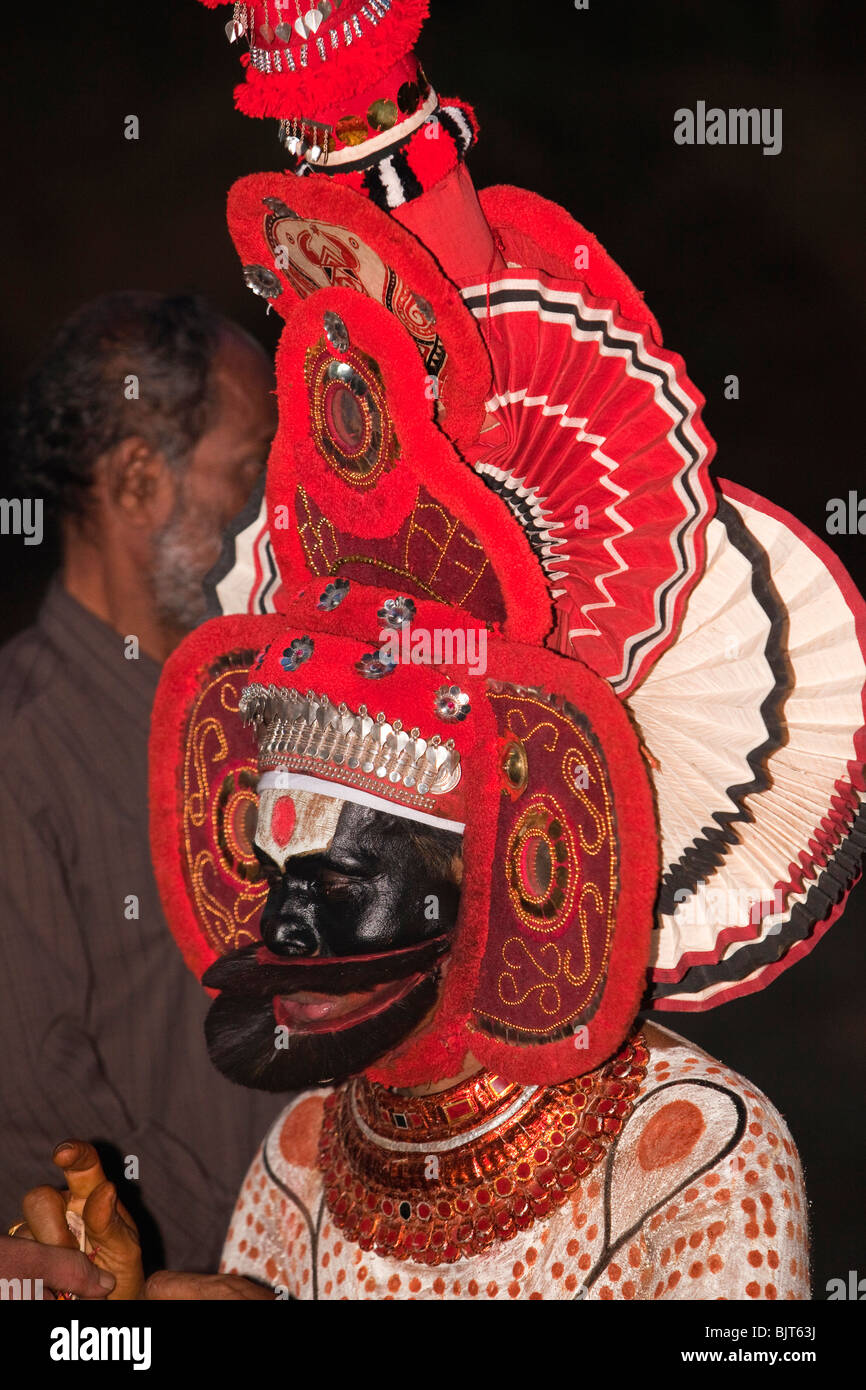 India Kerala, Cannanore (Kannur), Theyyam antica pre indù di arte popolare rituale, Malakkari nero di fronte dio benedicente Foto Stock