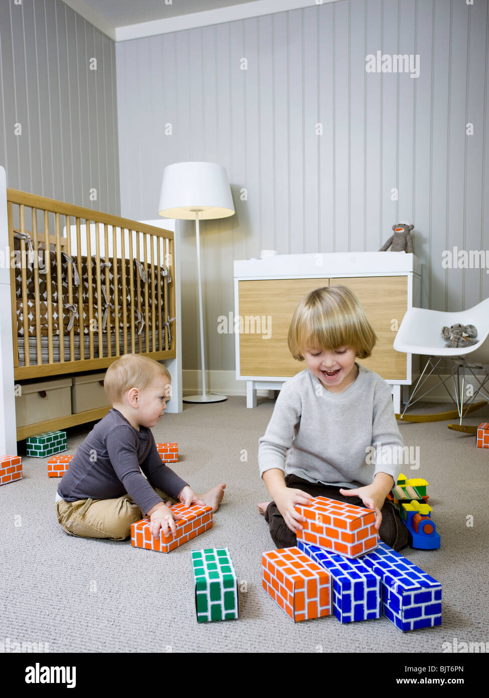 Stati Uniti d'America, Utah, Provo, due ragazzi (18-23 mesi,2-3) giocando con i blocchi di costruzione Foto Stock