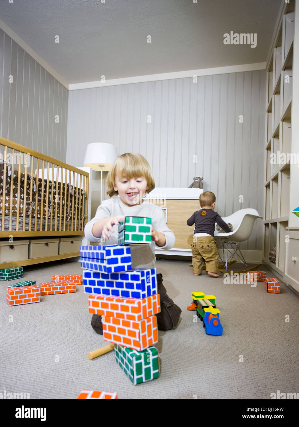 Stati Uniti d'America, Utah, Provo, due ragazzi (18-23 mesi,2-3) giocando con i blocchi di costruzione Foto Stock
